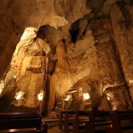 Capricorn Caves Hotel Rockhampton Exterior foto