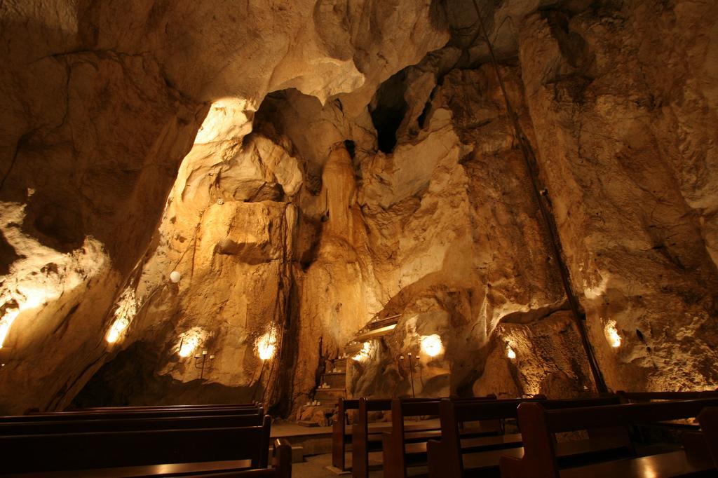 Capricorn Caves Hotel Rockhampton Exterior foto